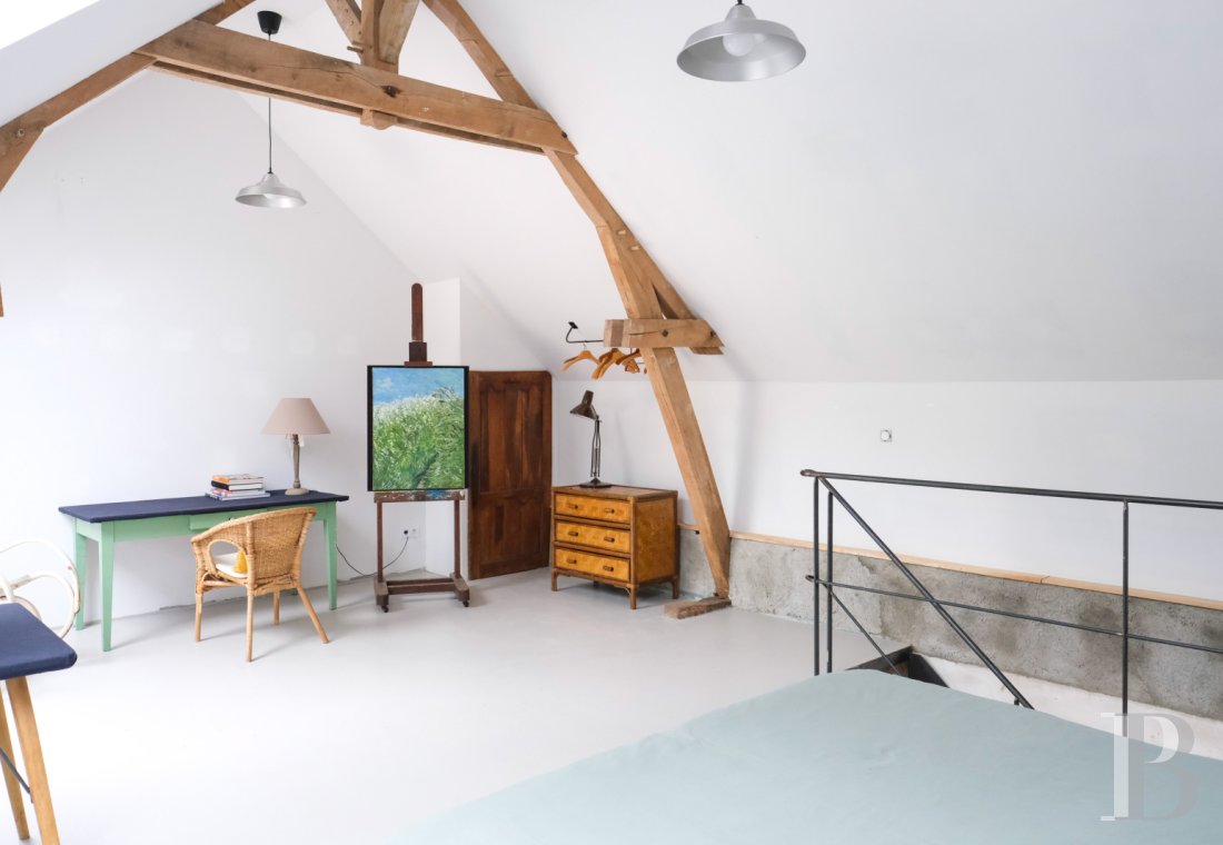 A artists' house with a cluster of small houses on the way to Le Mans - photo  n°29
